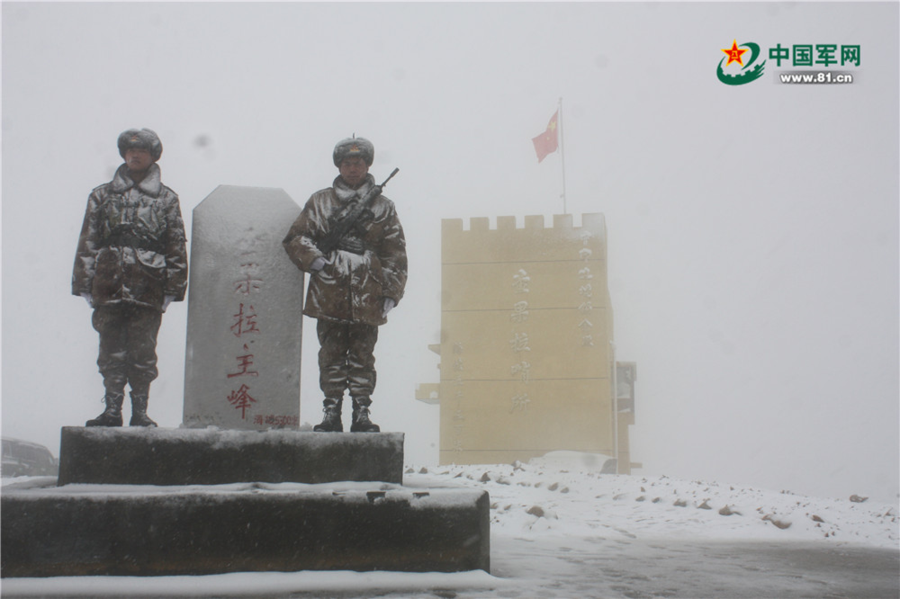 在风雪中守卫祖国边疆(薛翔炜 摄)